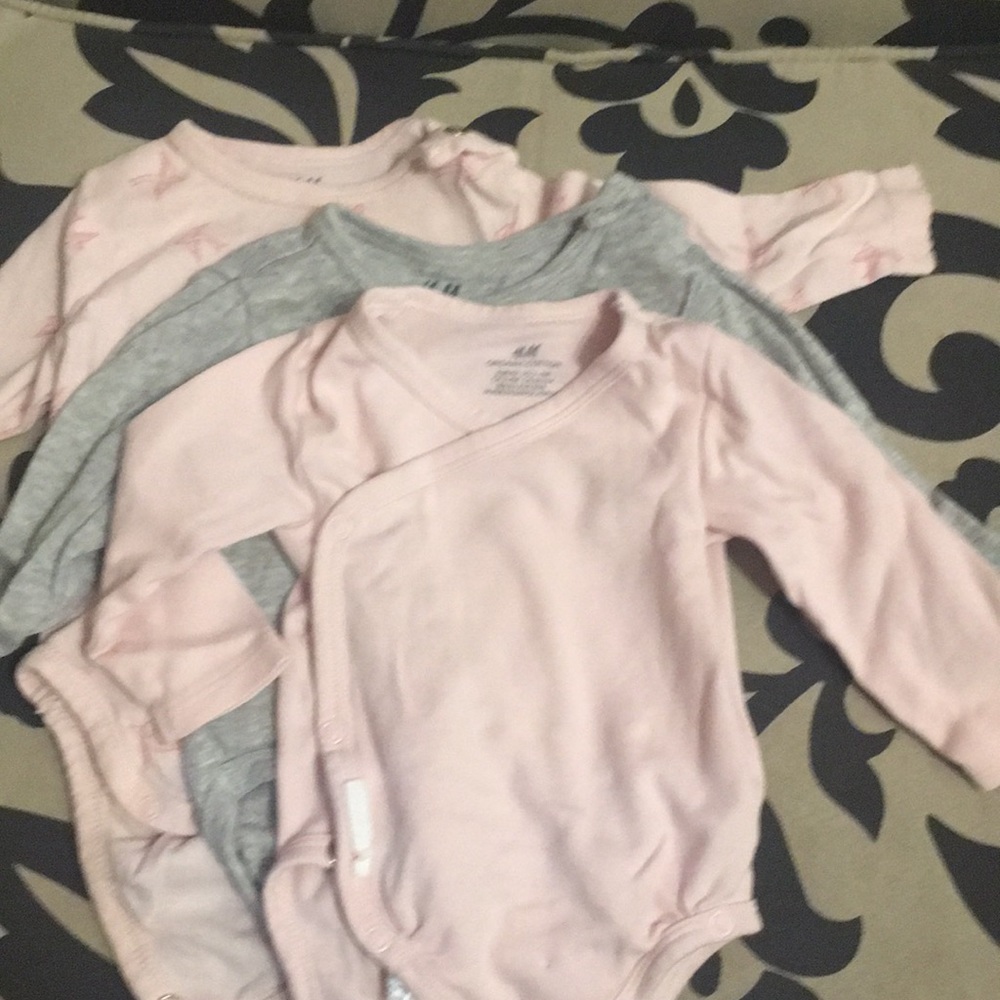Lot of H&M long sleeve onesies (size 2-4m)